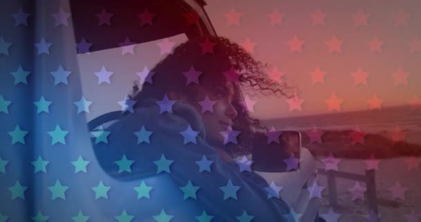 Animación Bandera Americana Ondeando Sobre Mujer Raza Mixta Coche Mirando — Vídeo de stock