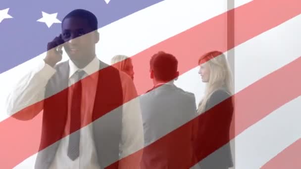 Animation American Flag Waving Businessman Μιλώντας Στο Smartphone Τους Συναδέλφους — Αρχείο Βίντεο