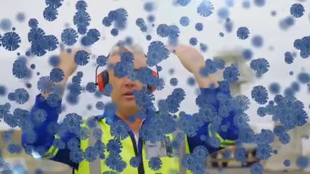 Animación Células Flotantes Covid Sobre Controlador Tráfico Aéreo Masculino Caucásico — Vídeo de stock