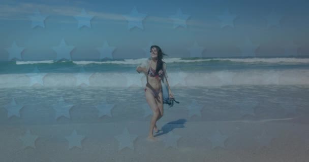 Animação Bandeira Americana Acenando Sobre Mulher Correndo Praia Beira Mar — Vídeo de Stock