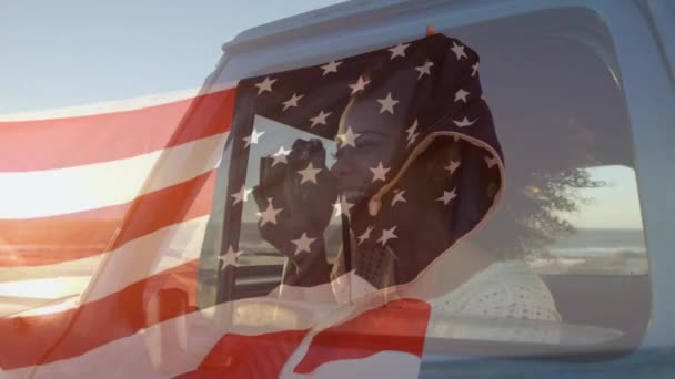 Animação Bandeira Americana Acenando Sobre Mulher Raça Mista Carro Tirando — Vídeo de Stock