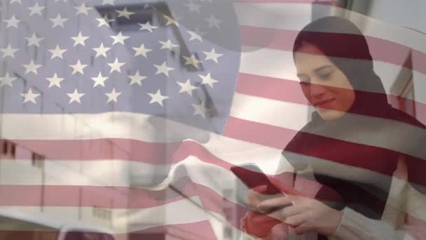 Animatie Van Amerikaanse Vlag Zwaaien Gemengde Ras Vrouw Hijab Met — Stockvideo