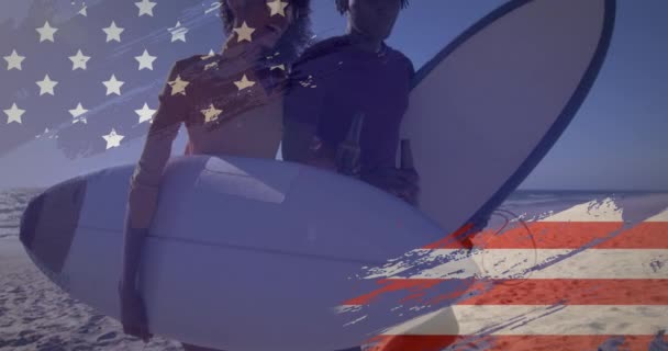 夏休みのウォーキングやビールボトルやサーフボードの開催で 混合レースカップルの上に描かれたアメリカ国旗のアニメーション アメリカ社会の多様性の概念デジタル組成 — ストック動画