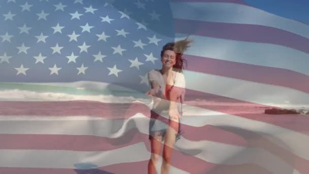 Анімація Американського Прапора Махаючи Над Щасливою Жінкою Стрибає Пляжі Тлі — стокове відео
