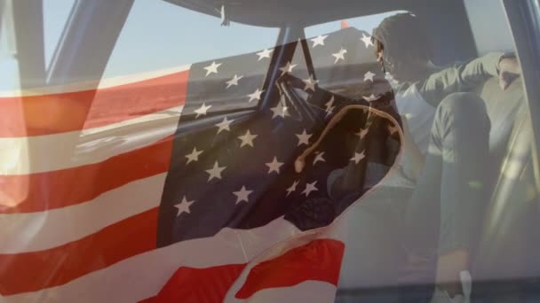 Animacja Amerykańskiej Flagi Falującej Nad Mieszaną Parą Wyścigów Samochodzie Przy — Wideo stockowe