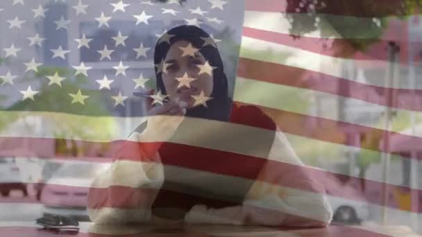 Animação Bandeira Americana Acenando Sobre Mulher Raça Mista Hijab Falando — Vídeo de Stock