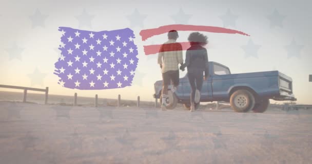 Animatie Van Amerikaanse Vlag Getrokken Gemengd Ras Paar Het Strand — Stockvideo