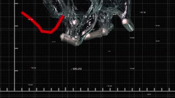 黒の背景に水に落ちる錠剤の上のデータ処理と赤の図のアニメーション Covid 19コロナウイルスパンデミックの概念の間の医療スタッフ — ストック動画