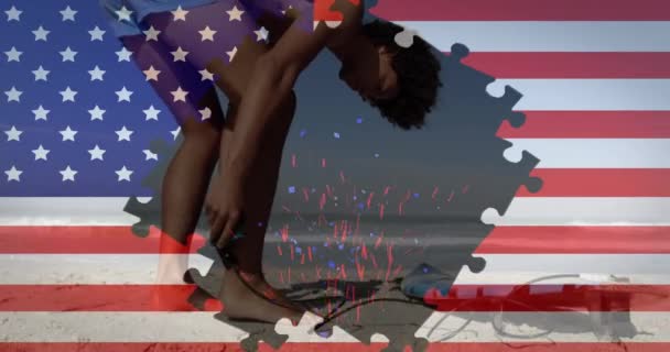 Animazione Bandiera Americana Sventolando Con Puzzle Rivelando Uomo Razza Mista — Video Stock