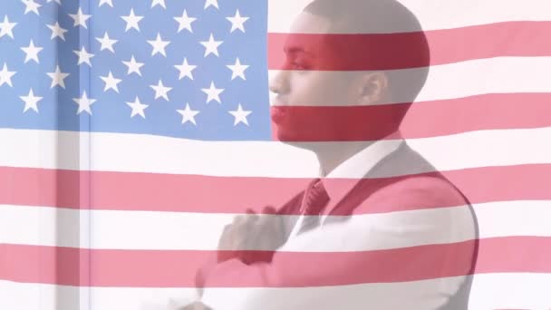 背景是美国国旗在非裔美国商人身上飘扬的动画 美国社会多样性概念数字构成 — 图库视频影像