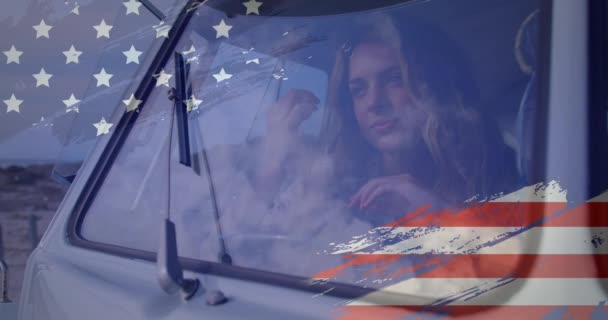 Animatie Van Amerikaanse Vlag Getrokken Kaukasische Vrouw Kijken Uit Autoraam — Stockvideo