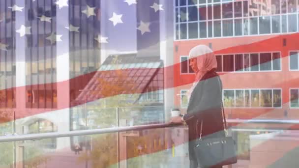 Анімація Американського Прапора Махає Над Змішаною Расою Жінки Хіджабі Перевіряє — стокове відео
