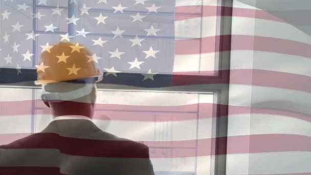 Анимация Американского Флага Размахивающего Портретом Счастливого Афроамериканского Архитектора Жёлтом Шлеме — стоковое видео