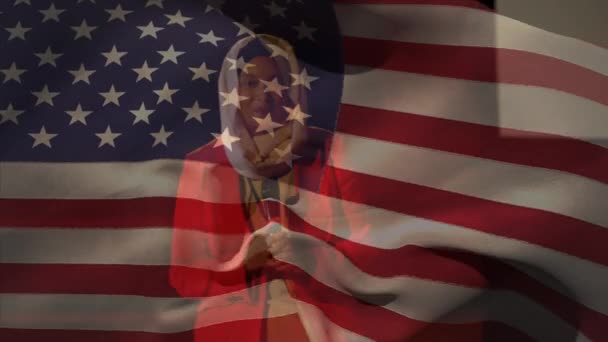美国国旗在混血儿头上飘扬的动画 身后拿着话筒说话 美国社会多样性概念数字构成 — 图库视频影像