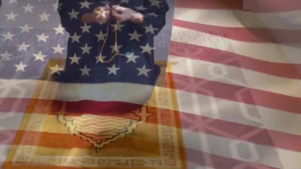 Animatie Van Amerikaanse Vlag Zwaaiend Gemengde Ras Vrouw Hijab Knielend — Stockvideo