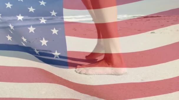 Animación Bandera Americana Ondeando Sobre Las Piernas Mujer Caminando Playa — Vídeos de Stock