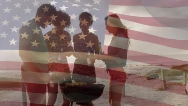夏休みにはビール瓶を持って海辺の友人の複数の民族のグループに手を振るアメリカの国旗のアニメーションBbq アメリカ社会の多様性の概念デジタル組成 — ストック動画