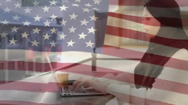 Анимация Американского Флага Размахивающего Над Женщиной Хиджабе Помощью Ноутбука Заднем — стоковое видео
