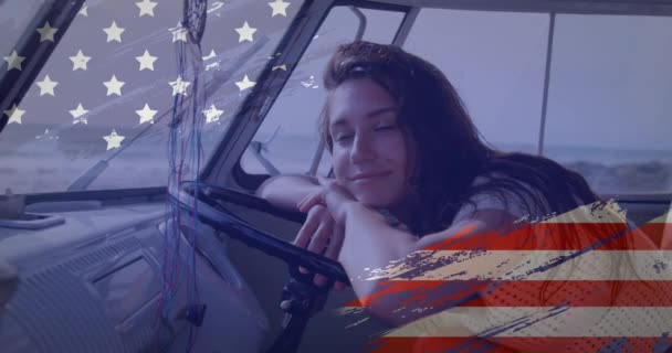 Animatie Van Amerikaanse Vlag Getrokken Kaukasische Vrouw Leunend Stuurwiel Zittend — Stockvideo