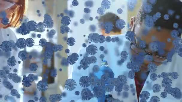 Animacja Pływających Makrokomórek Covid Nad Afroamerykańską Lekarką Badającą Innymi Lekarzami — Wideo stockowe