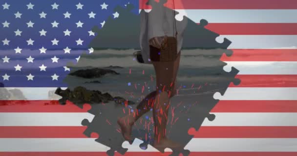 Animation American Flag Waving Jigsaw Puzzles Revealing Woman Walking Beach — Αρχείο Βίντεο