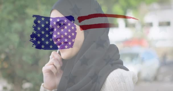 Animáció Amerikai Zászló Húzott Vegyes Faji Hidzsáb Beszél Okostelefon Háttérben — Stock videók