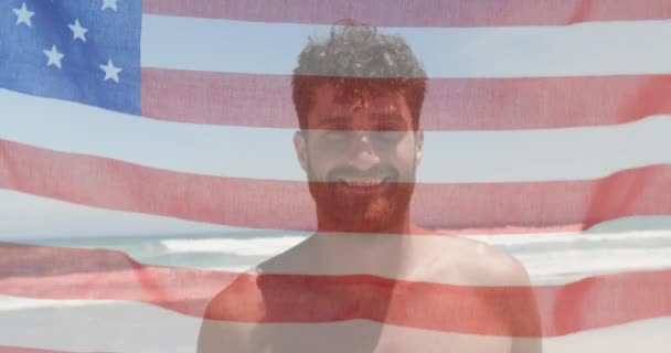 背景には夏休みの海辺のビーチで幸せな白人男性の肖像画に手を振っているアメリカの国旗のアニメーション アメリカ社会の多様性の概念デジタル組成 — ストック動画