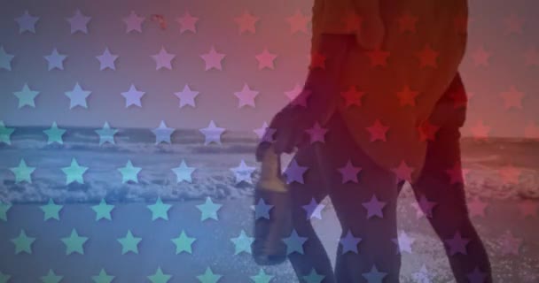 Animación Bandera Americana Ondeando Sobre Pareja Razas Mixtas Junto Mar — Vídeos de Stock