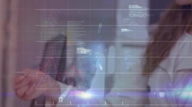 Veri işleme, istatistik ve grafiklerin animasyonu beyaz bir kadının kredi kartıyla ödeme yapması ve gülümsemesi üzerine bir ızgarada beliriyor..