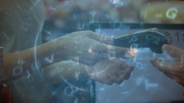 Harflerin ve sayıların animasyonu kredi kartıyla ödeme yapan bir kadının üzerinde mavi bir daire çiziyor. Küresel finansman rakamları veri ve grafik konsepti dijital bileşimi