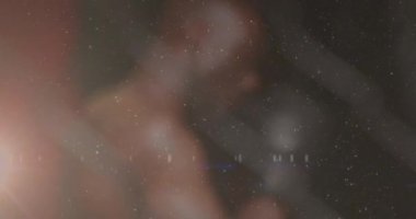 Ön planda parlayan ışıkla çitlerin ardından görülen boks eldivenleriyle karışık ırk boksörlerinin animasyonu..