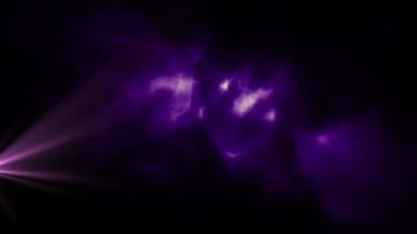 Mor duman bulutlarının animasyonu ışık yollarıyla ve pembe parlak ışık noktasıyla siyah arkaplanda kusursuz bir döngü içinde hareket ediyor..