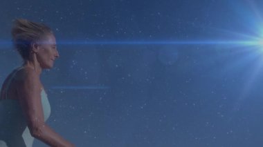 Beyaz kadın animasyonu doğada gece gökyüzü yıldızlarla ve ön planda parlayan mavi ışıkla koşuyor.. 
