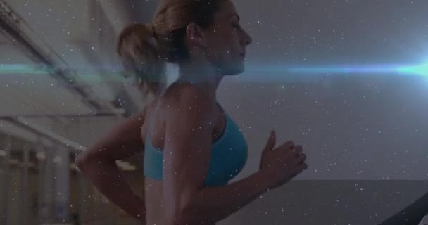 Animación Mujer Caucásica Corriendo Caminadora Gimnasio Con Luz Azul Brillante — Vídeos de Stock