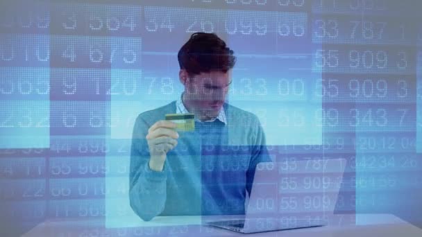蓝色数字的动画变化 浮动在多个正方形上的白人男子使用笔记本电脑 持有信用卡 全球金融数字数据和图表概念数字合成 — 图库视频影像