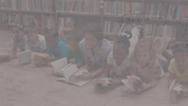 在阅读躺在图书馆地板上的书籍的女教师和女学生身上的数学公式的动画 教育重返校园和学校教育概念数字组合 — 图库视频影像