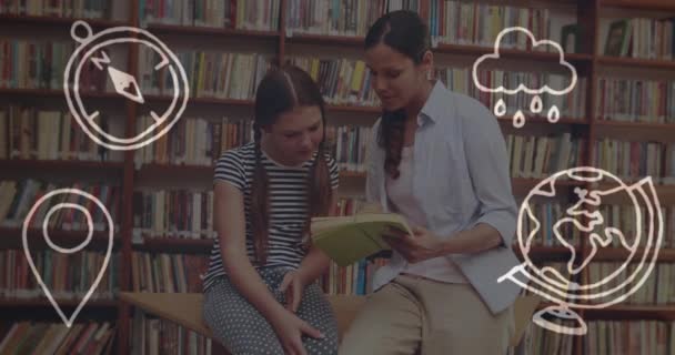 Kütüphanede Konuşan Kitap Okuyan Bayan Öğretmen Kız Öğrencinin Üzerine Hareket — Stok video