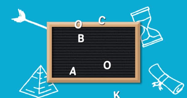 単語のアニメーション青の背景に移動する複数の学校アイテムと黒の文字ボード上の学校に戻る 学校や学校のコンセプトに戻る教育デジタルで生成された画像 — ストック動画