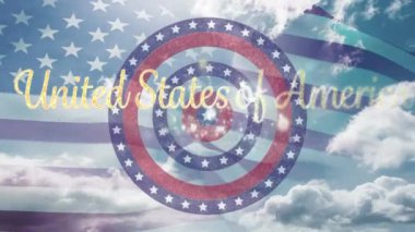 Amerika Birleşik Devletleri bayrak yıldızları ve çizgileri ile dönen dairelerin animasyonu. Arka planda gökyüzü olan Amerika Birleşik Devletleri metinleri. Dijital olarak üretilen Amerikan bayrağı vatanseverliği kavramı.