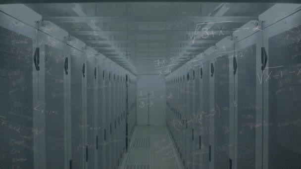 Animation de formules scientifiques manuscrites écrites sur des serveurs informatiques dans la salle technique en arrière-plan. Éducation recherche et technologie concept image générée numériquement.