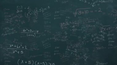 Akan yeşil arkaplan üzerindeki çoklu matematiksel formüllerin animasyonu. Eğitim kavramının dijital ortamda çözülmesi sorunu.
