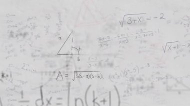 Beyaz zemin üzerinde hareket eden matematiksel formüllerin animasyonu. Eğitim kavramının dijital ortamda çözülmesi sorunu.