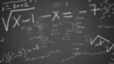 Gri arkaplanda yüzen matematiksel formüllerin animasyonu. Eğitim kavramının dijital ortamda çözülmesi sorunu.