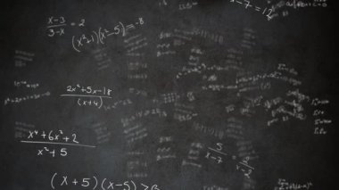 Matematiksel formüllerin siyaha kaymasının animasyonu. Eğitim kavramının dijital ortamda çözülmesi sorunu.