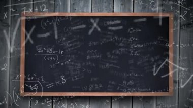 Matematiksel formüllerin arka plandaki kırsal ahşap duvarda siyah karatahta üzerinde yüzmesi. Eğitim kavramının dijital ortamda çözülmesi sorunu.