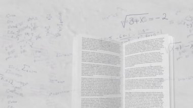 Matematiksel formüllerin animasyonu ve beyaz zemin üzerine açık bir kitap. Eğitim kavramının dijital ortamda çözülmesi sorunu.