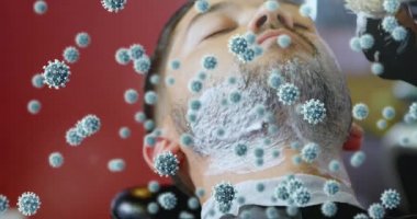 Coronavirus Covid 19 hücrelerinin berber dükkanında berber eldivenli bir adamın traş edişına yayılması. Salgın dijital bileşimi sırasında korunma ile çalışan küçük işletmeler.