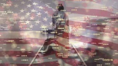 Covid 19 ve Coronavirus hücrelerinin animasyonu. Yüz maskesi takan, bavullu, yürüyen merdivende Amerikan bayrağı taşıyan bir kadın için. Pandemik dijital bileşim sırasında sosyal uzaklık ve korunma ile seyahat edin.