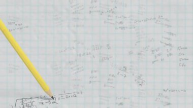Matematiksel formüllerin arka planda beyaz kareli kağıt üzerinde sarı kalemle kaydırılması. Eğitim kavramının dijital ortamda çözülmesi sorunu.