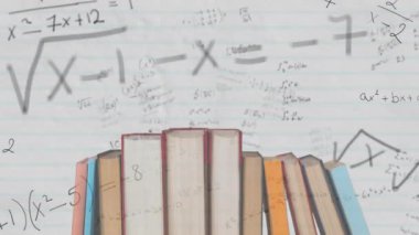 Matematiksel formüllerin animasyonu ve arka planda beyaz çizgili kağıt yığınları. Eğitim kavramının dijital ortamda çözülmesi sorunu.